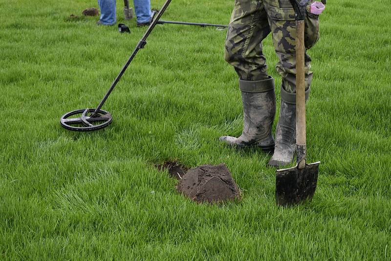 Letní stadion v Pardubicích ještě před zahájením rekonstrukce obsadili archeologové. Nalezené předměty vyprávějí příběhy spojené s koncem druhé světové války v Pardubicích.