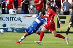 Utkání Fotbalové národní ligy mezi MFK Chrudim (v červeném) a FK Pardubice (v modrém) na fotbalovém stadionu v Chrudimi.