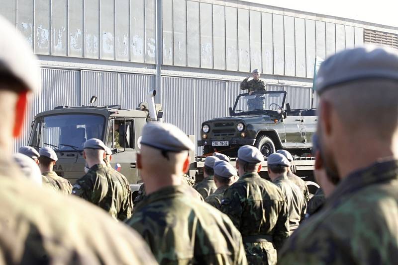 Velitel 14. logistické brigády Josef Burkoň se rozloučil s velením jednotce a nastoupil do zálohy. Jeho vojáci jej vyprovodili stylově.