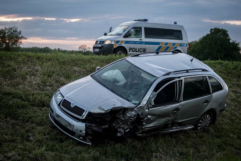 Čelní střet dvou aut u Dražkovic si vyžádal jedno těžké a jedno lehké zranění.