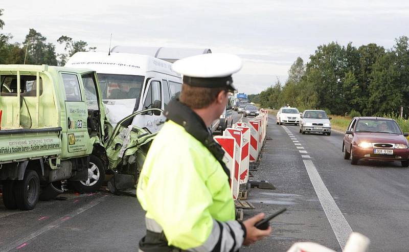 Čelní srážka na silnici u Stéblové na Pardubicku. Zraněním ji odnesli čtyři lidé.