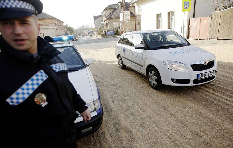 Kuriózní nehoda se stala v pondělí v Sezemicích. Z kamionu se za jízdy vysypal náklad pšenice. Její úklid ze silnice trval několik desítek minut.