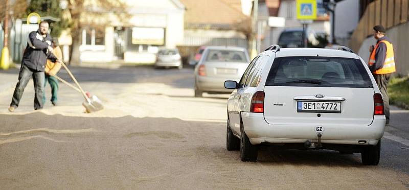 Kuriózní nehoda se stala v pondělí v Sezemicích. Z kamionu se za jízdy vysypal náklad pšenice. Její úklid ze silnice trval několik desítek minut.