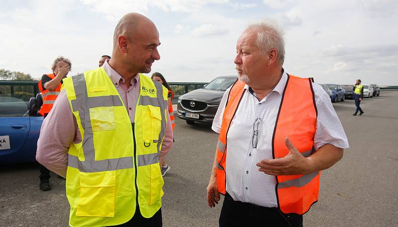 Setkání kandidátů  na hejtmana Pardubického kraje na rozestavěné dálnici D35 u Opatovic nad Labem.