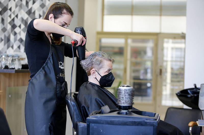 Po vládních protikovidových opatřeních se v pondělí 3. května 2021 znovu otevřely služby jako například kadeřnictví a Barber shopy.