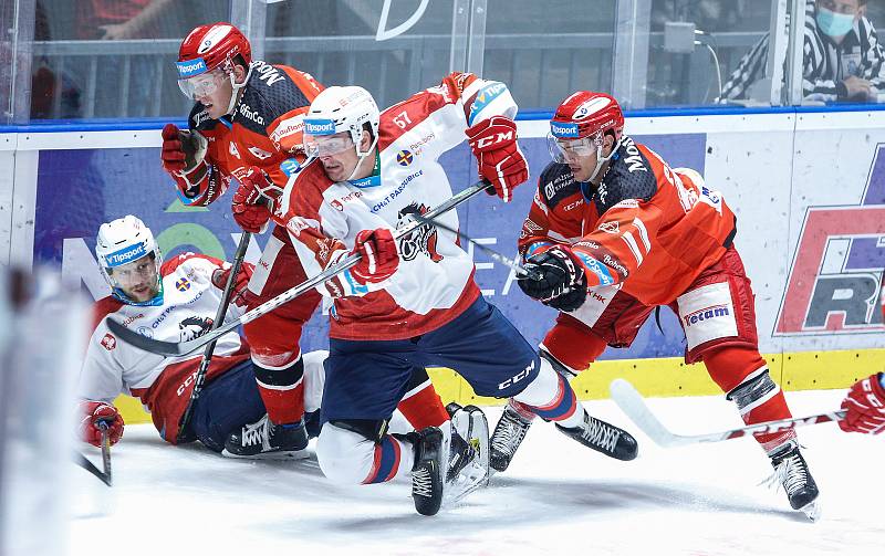 Hokejové utkání Generali Česká Cup v ledním hokeji mezi HC Dynamo Pardubice (v bíločerveném) a HC Mountfield Hradec Králové (v červenočerném) v pardubické enteria areně.