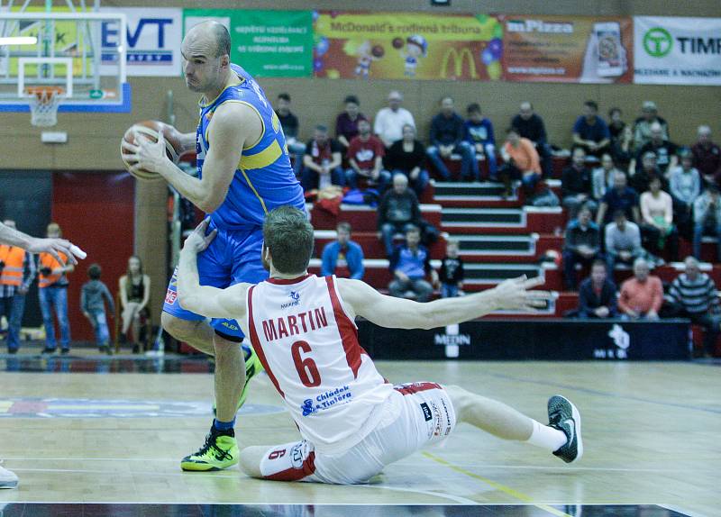 Basketbalové utkání Kooperativy NBL mezi BK JIP Pardubice (v bíločerném) a Basket Fio banka Jindřichův Hradec (v modrém) v pardubické hale na Dašické.