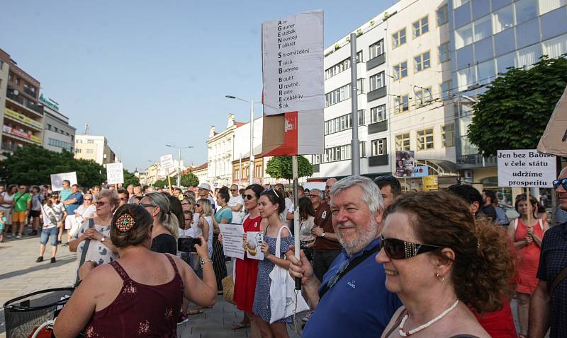 Zhruba šest set lidí se v úterý sešlo u sochy Jana Kašpara v Pardubicích. Opět protestovali proti premiérovi Andreji Babišovi a ministryni spravedlnosti Marii Benešové.