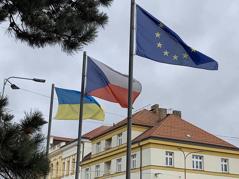 Na podporu míru a jako výraz solidarity vlaje ukrajinská vlajka i v Holicích.