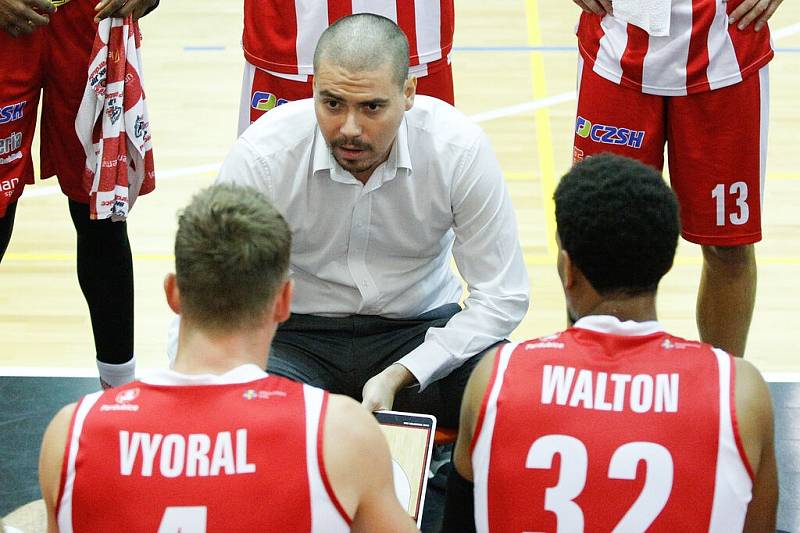 Energický kouč pardubických basketbalistů Dino Repeša.