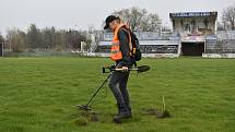 Letní stadion v Pardubicích ještě před zahájením rekonstrukce obsadili archeologové. Nalezené předměty vyprávějí příběhy spojené s koncem druhé světové války v Pardubicích.