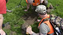 Letní stadion v Pardubicích ještě před zahájením rekonstrukce obsadili archeologové. Nalezené předměty vyprávějí příběhy spojené s koncem druhé světové války v Pardubicích.