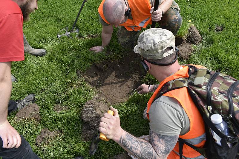 Letní stadion v Pardubicích ještě před zahájením rekonstrukce obsadili archeologové. Nalezené předměty vyprávějí příběhy spojené s koncem druhé světové války v Pardubicích.