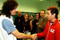 Brian May si podává ruku s Jiřím Ševčíkem