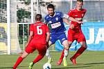 Utkání Fotbalové národní ligy mezi MFK Chrudim (v červeném) a FK Pardubice (v modrém) na fotbalovém stadionu v Chrudimi.