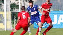 Utkání Fotbalové národní ligy mezi MFK Chrudim (v červeném) a FK Pardubice (v modrém) na fotbalovém stadionu v Chrudimi.