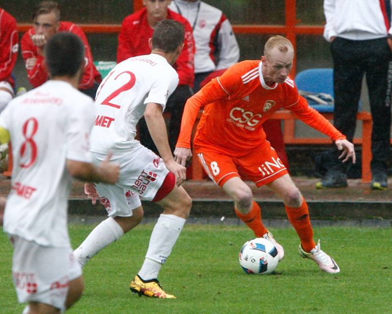 Z divizního fotbalového derby Živanice - Pardubice B (3:1). 