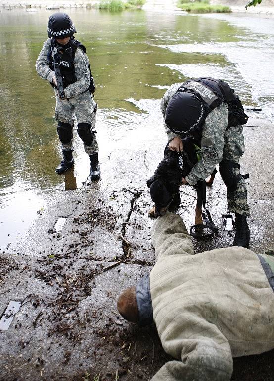 Bojové podmínky - výcvik psovodů se odehrával nejen na souši, ale také  přímo v řece.