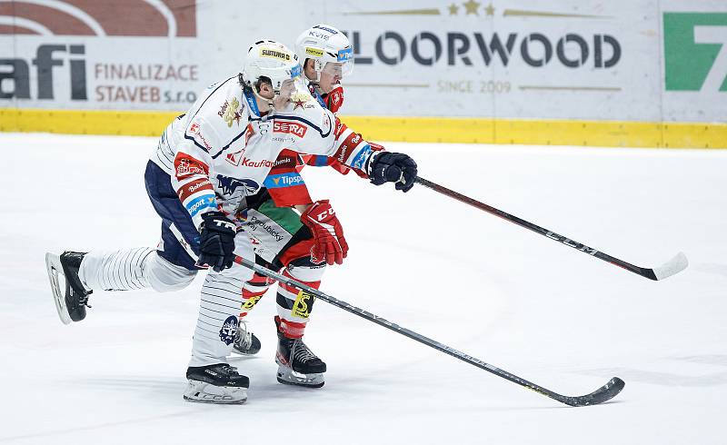 Hokejové utkání Tipsport extraligy v ledním hokeji mezi HC Dynamo Pardubice (v bíločerveném) a HC Rytíři Kladno (v bílomodrém) v pardudubické enterie areně.