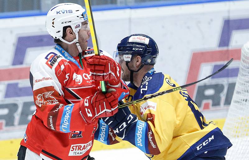 Hokejové utkání Tipsport extraligy v ledním hokeji mezi HC Dynamo Pardubice (v červenobílém) a PSG Berani Zlín  (ve žlutomodrém) pardudubické enterie areně.