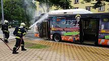 Požár autobusu na Gorkého ulici v Pardubicích
