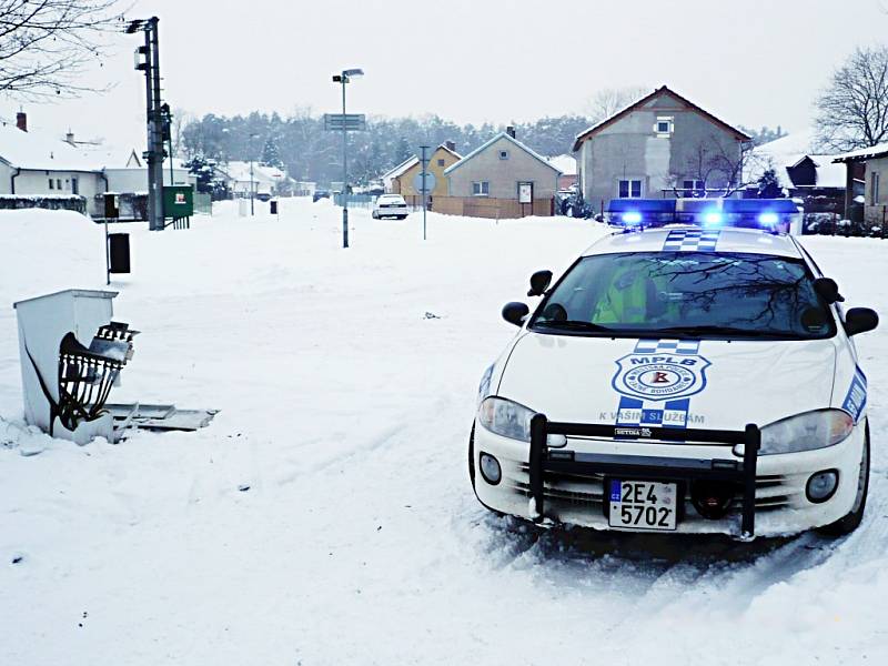 Zničená rozvodná skříň v Rybitví doplatila na doprvní nehodu. 