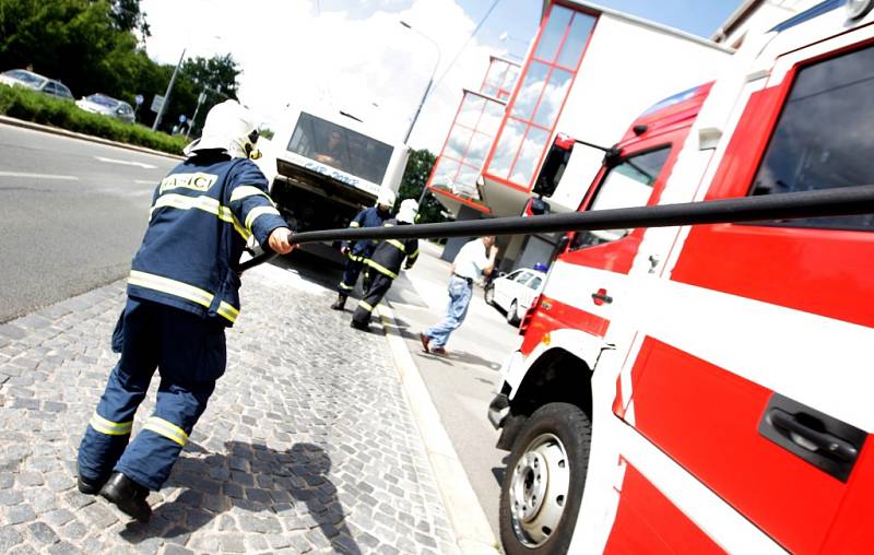 Na Masarykově zasahovali haisiči u požáru autobusu. 