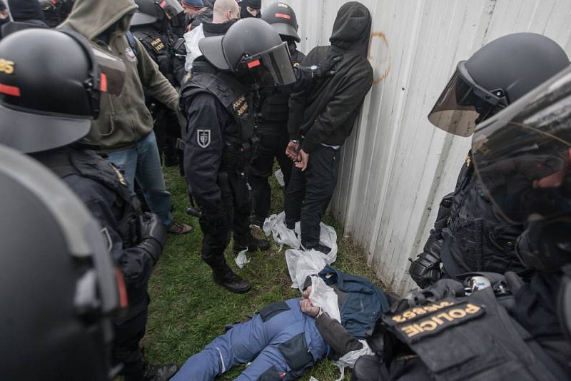 Policisté na derby Pardubic a Hradce museli zjednat pořádek v hledišti a zajistili 11 hradeckých příznivců.