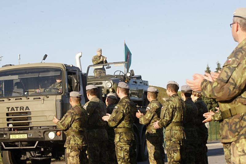 Velitel 14. logistické brigády Josef Burkoň se rozloučil s velením jednotce a nastoupil do zálohy. Jeho vojáci jej vyprovodili stylově.