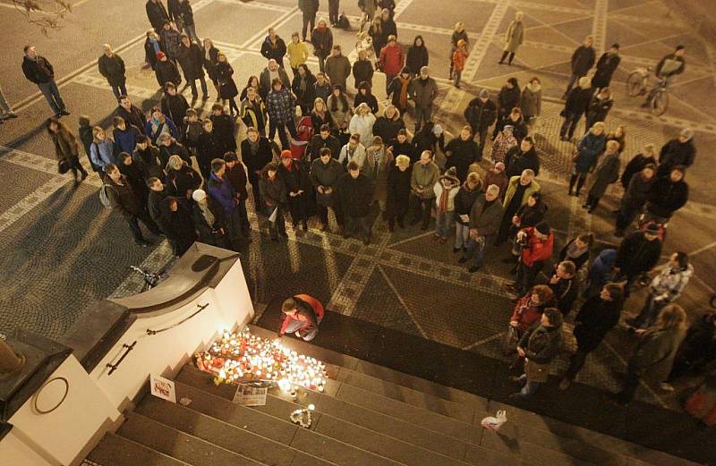 Pardubičtí se spontánně loučili se zesnulým Václavem Havlem na schodech pardubického divadla.