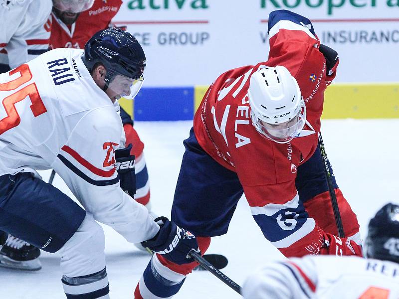 Hokejové utkání Memoriálu Zbyňka Kusého mezi HC Dynamo Pardubice (v červeném) a HC Slovan Bratislava (v bílém) v pardubické ČSOB Areně.