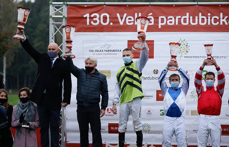 Hegnus s Lukášem Matuským zvítězili ve130. Velké pardubické se Slavia pojišťovnou, která se koná před prázdnými tribunami na pardubickém dostihovém závodišti.