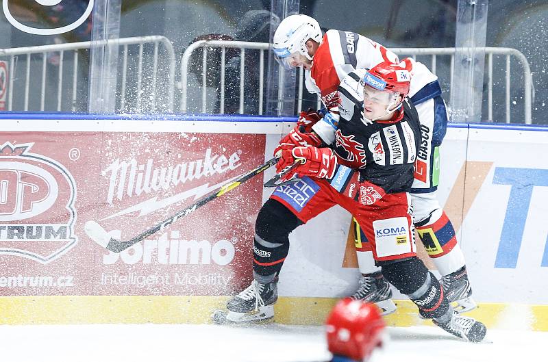 Hokejové utkání Tipsport extraligy v ledním hokeji mezi HC Dynamo Pardubice (v bíločerveném) a HC Oceláři Třinec (v černočerveném) v pardudubické enterie areně.