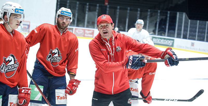 První trénink hráčů HC Dynamo na ledě v pardubické enteria areně.