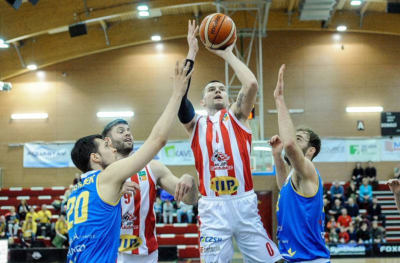 Basketbalové utkání Kooperativy NBL mezi BK JIP Pardubice (v červenobílém) a BK Opava (v modrém) v pardubické hale na Dašické.