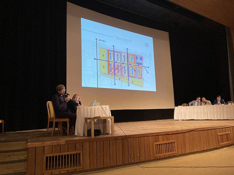 Pardubická radnice představila projekt na proměnu Masarykových kasáren.Nový magistrát, kde by na jednom místě mohly sídlit veškeré městské agendy, v kasárnách nebude. Město chce pozemky prodat developerům.