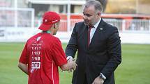 Utkání Fotbalové národní ligy mezi FK Viktoria Žižkov (v bíločerveném) a FK Pardubice (v modrém).