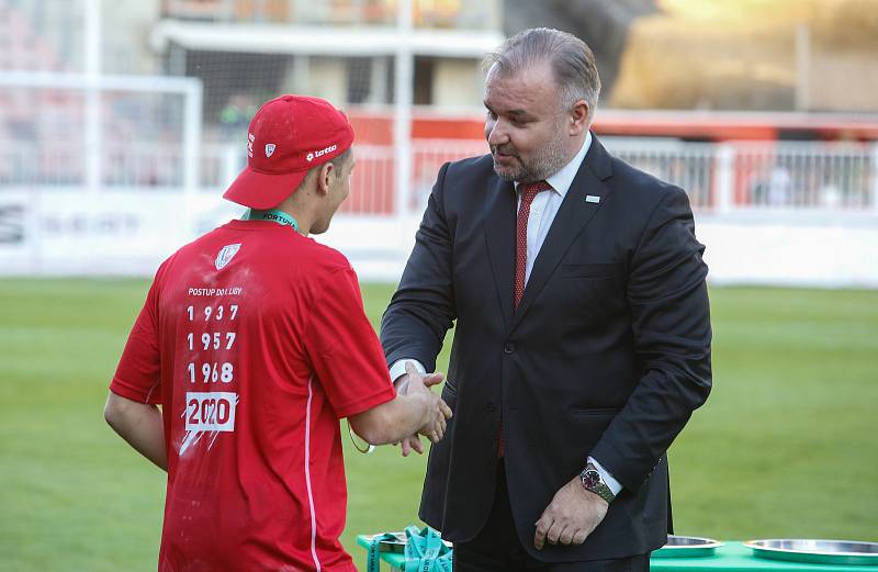 Utkání Fotbalové národní ligy mezi FK Viktoria Žižkov (v bíločerveném) a FK Pardubice (v modrém).