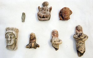 V Přelouči vystavují figurky z hrobek starých Egypťanů.