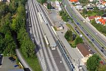 Modernizace se navíc dočká také nádraží v Rosicích nad Labem, kde vzniknou nová nástupiště a podchod, který se napojí na stávající podchod vedoucí pod silnicí na Hradec Králové.