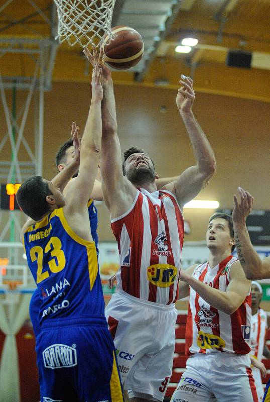 Kooperativa NBL: BK JIP Pardubice - BK Opava.