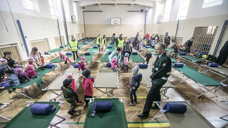 Cvičení Agens 2017 v Pardubicích. Město zkouší evakuaci velkého počtu osob v případě teroristického útoku otravnou látkou. V první evakuační zóně to znamená do bezpečí dostat děti z MŠ Pastelka.