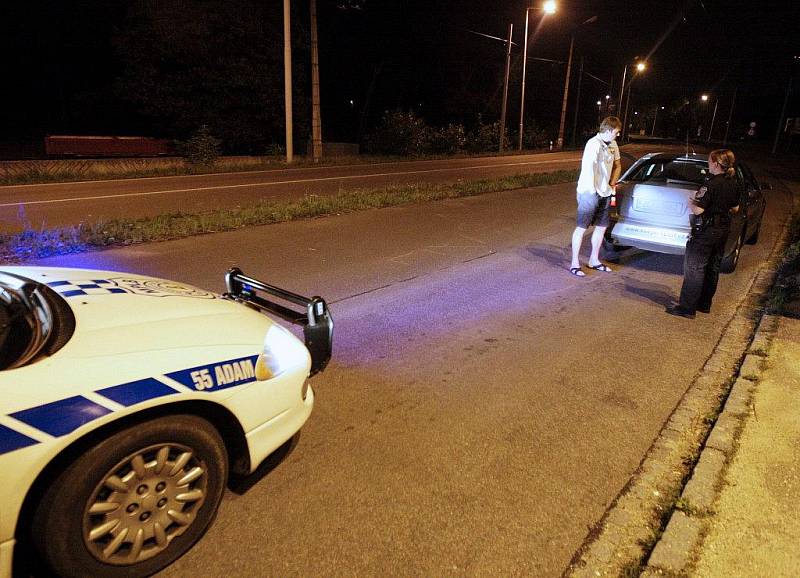 Bohdanečtí strážníci zastavili řidiče, který přímo před nimi předjížděl přes plnou čáru