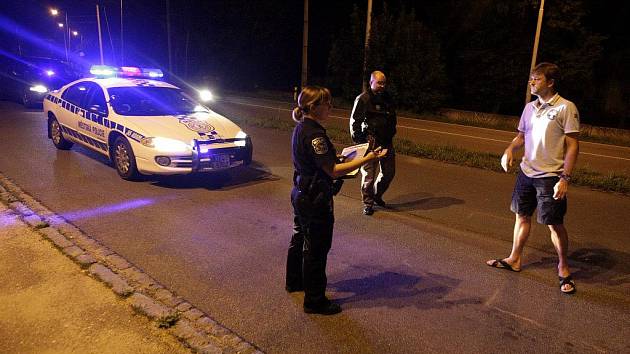 Bohdanečtí strážníci zastavili řidiče, který přímo před nimi předjížděl přes plnou čáru