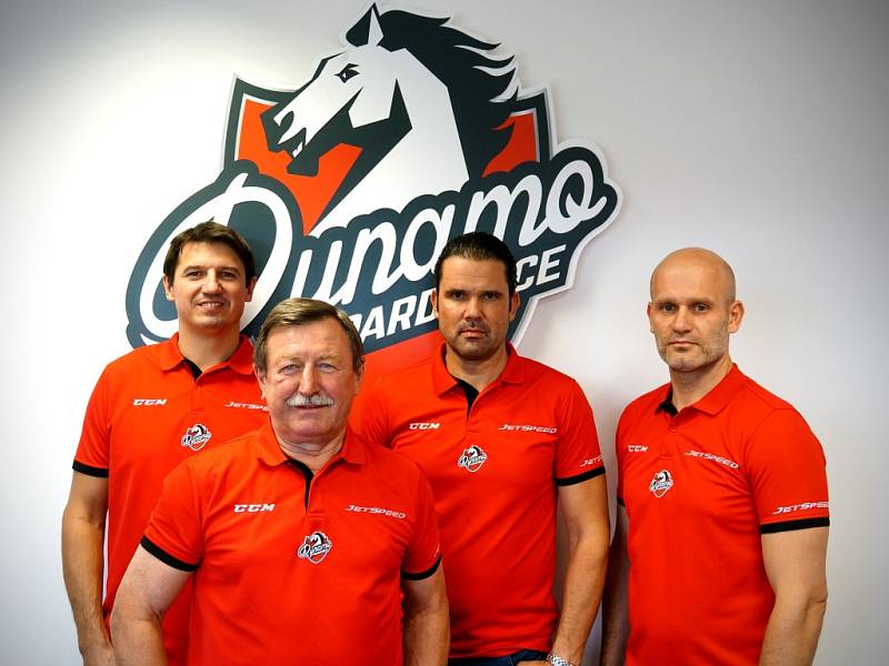 Nové složení lavičky HC Dynamo Pardubice: Michal Mikeska, kouč Vladimír Martinec, generální manažer Pavel Rohlík a Karel Beran. 