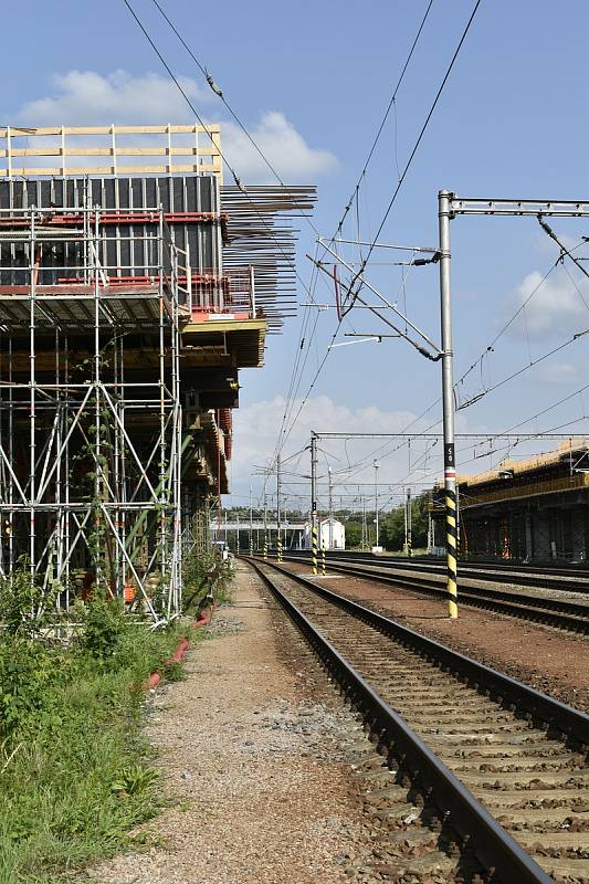 Most se staví na dvě poloviny, každá na jedné straně koridoru, které se poté spojí. Stavbu zkomplikovalo vlhké podloží.