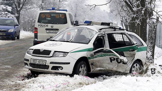 Při nehodě v Ostřešanech byli zraněni tři policisté.