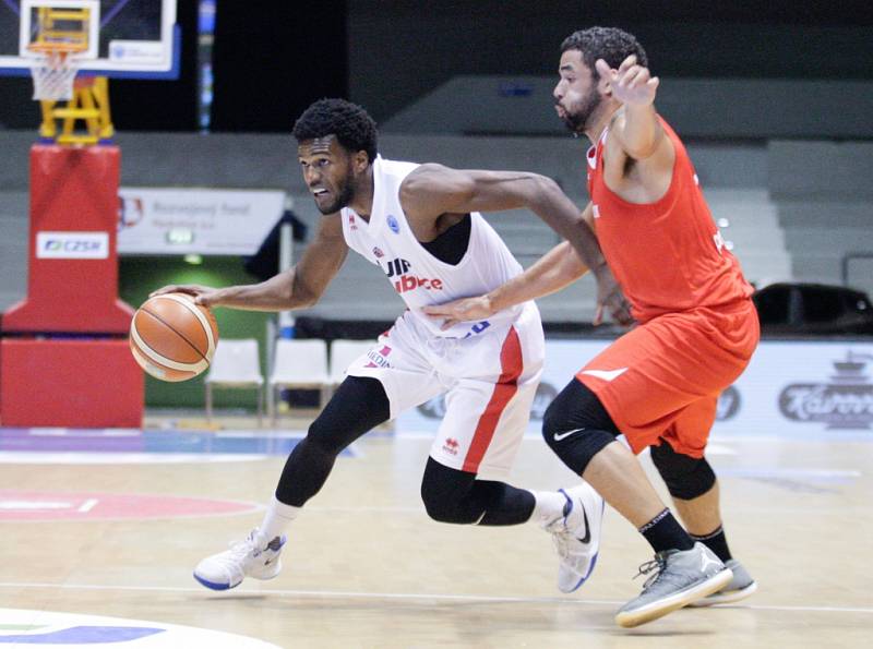 Basketbalové pohárové utkání Pardubice - Charleroi.