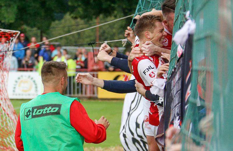 Utkání Fobalové národní ligy mezi FK Pardubice (ve červenobílém) a FC Slavoj Vyšehrad (v modrém) na hřišti pod Vinicí v Pardubicích.