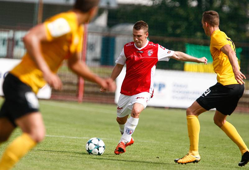 Utkání Fotbalové národní ligy mezi FK Pardubice (ve červenobílém) a FK Baník Sokolov (ve žlutočerném) na hřišti pod Vinicí v Pardubicích.